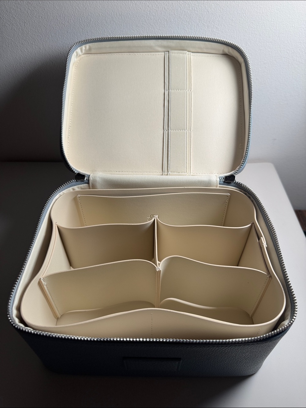 ETOILE LUXURY VANITY CASE in Robin Blue *New and unused* - Picture 3 of 7